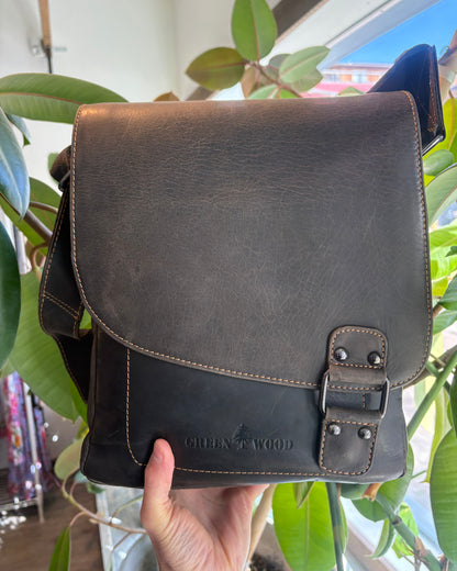 Torquay Unisex Leather Crossbody Bag: 2 COLORS