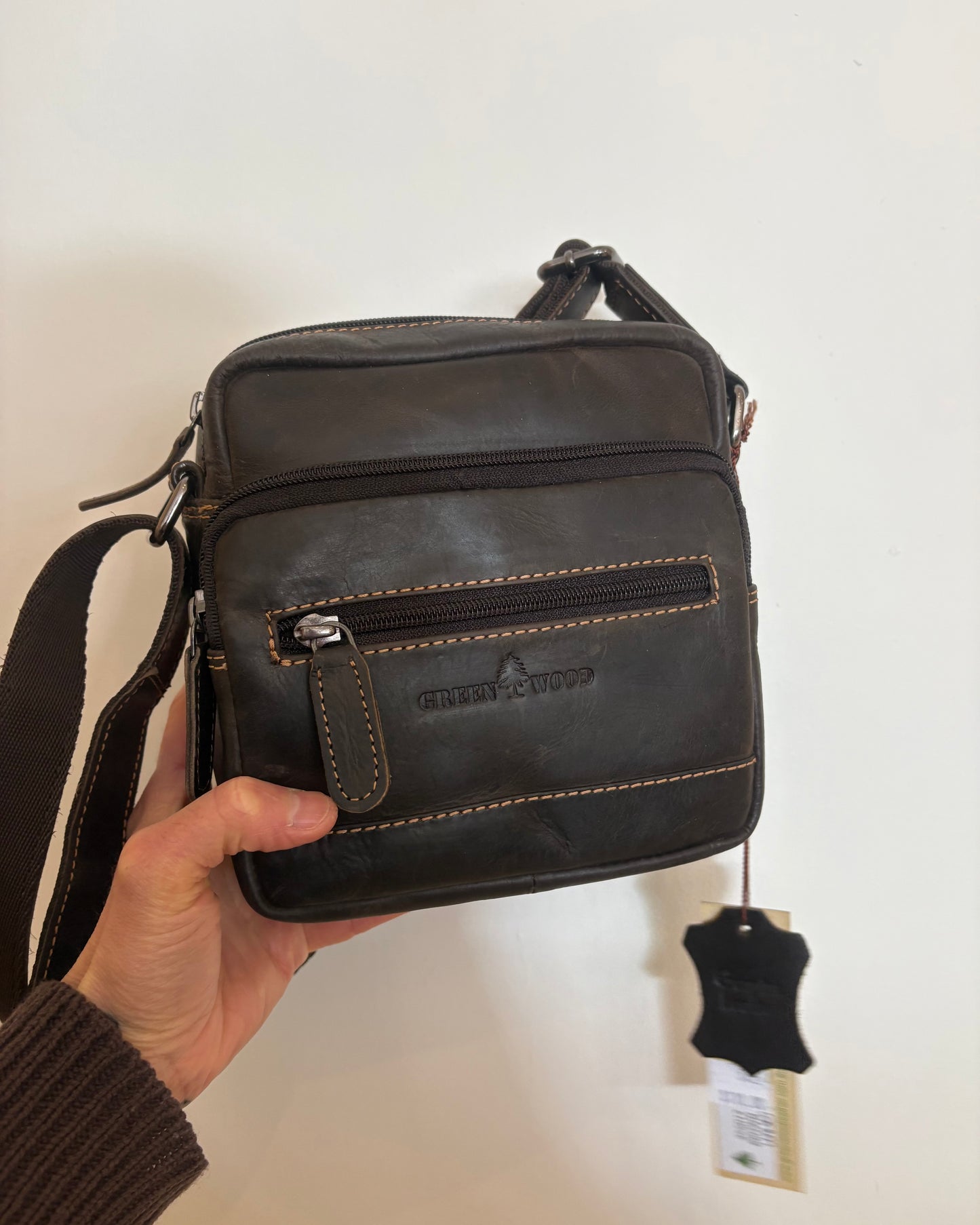 Oliver Unisex Leather Crossbody Bag: 2 COLORS