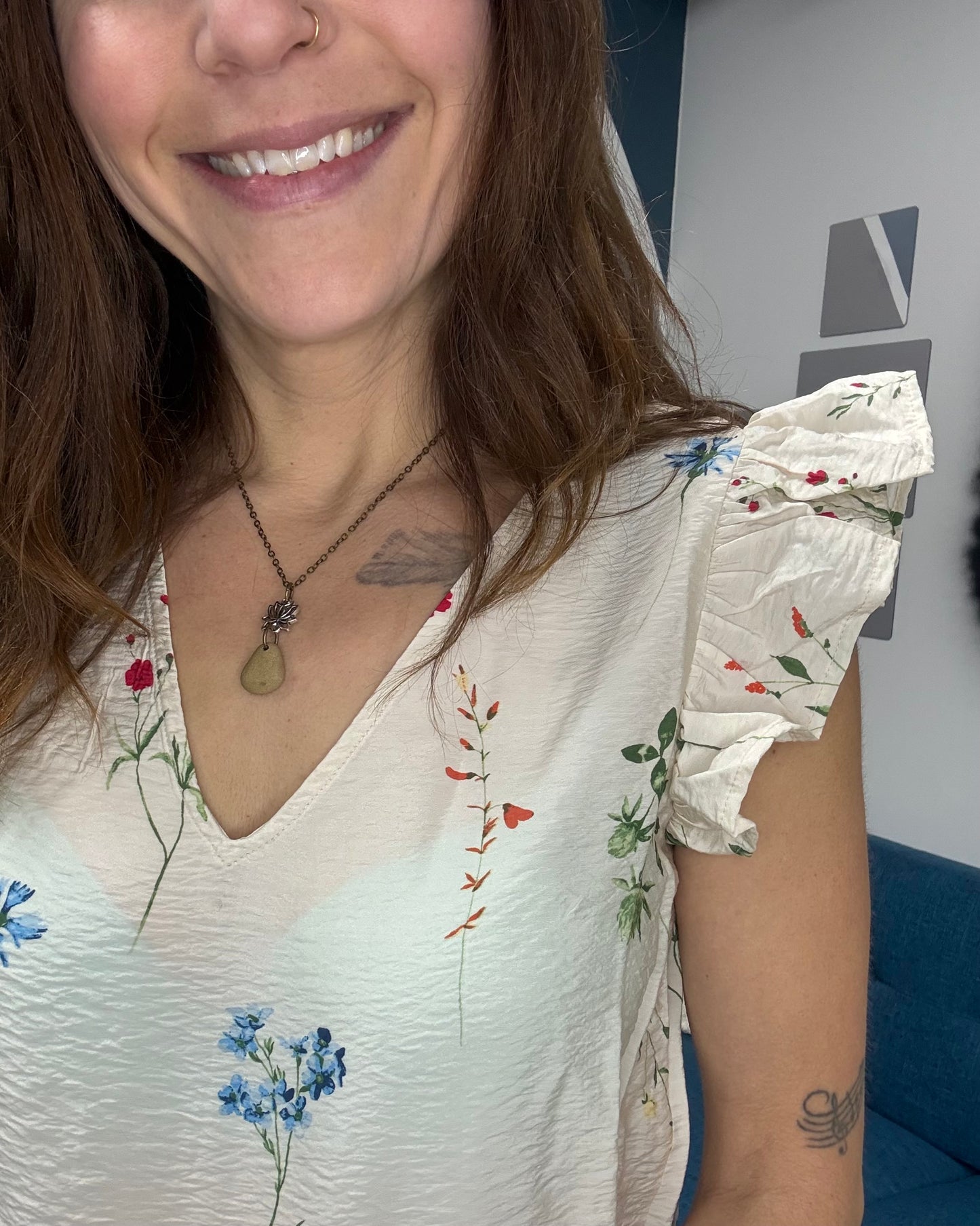 The Josie Ruffle Sleeve Floral Top: 2 COLORS