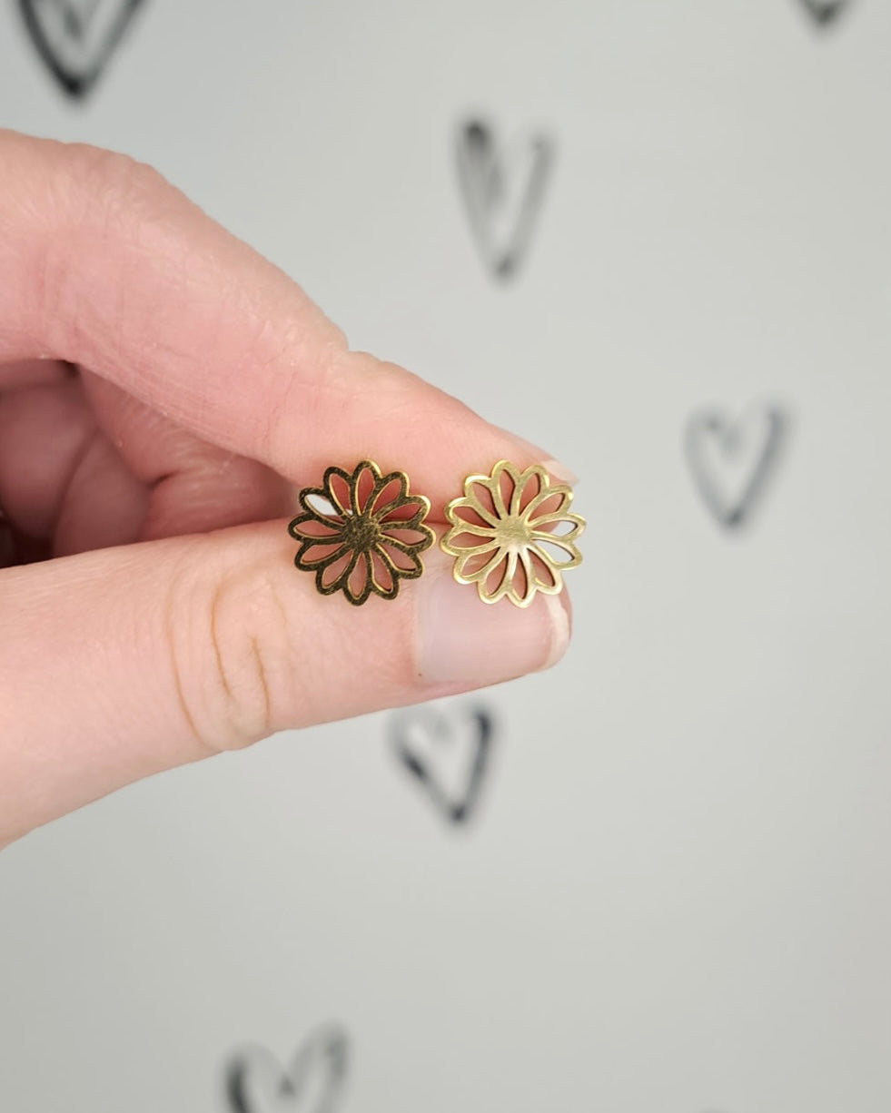 Daisy Flower Studs